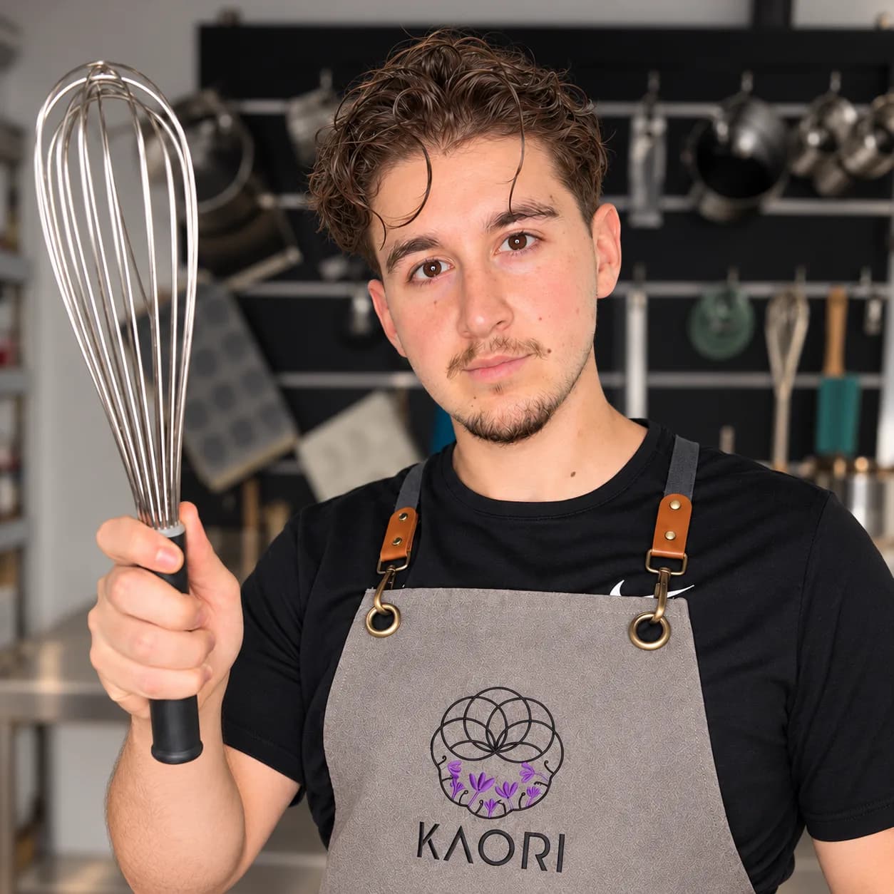 לידור בר בסינר KAORI עם מטרפה, במטבח הסטודיו