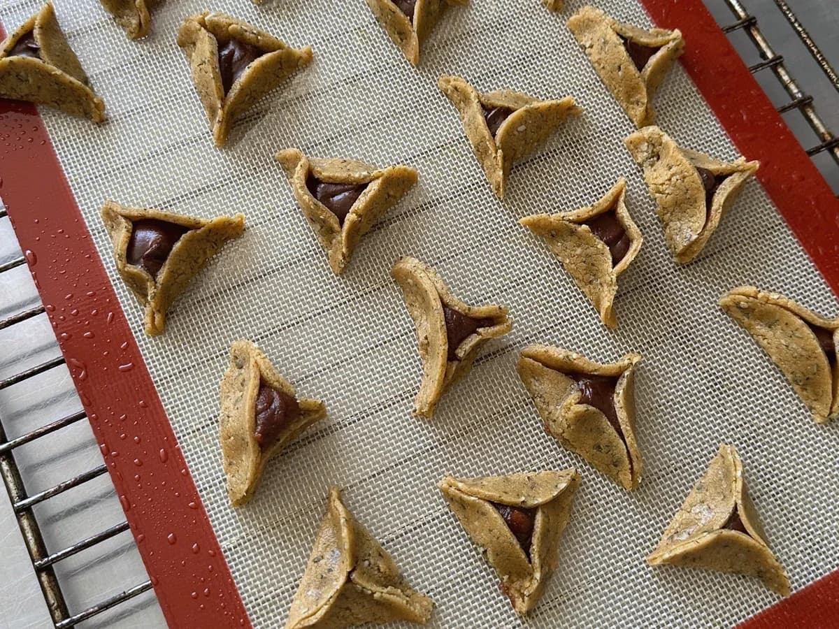 מגש אוזני המן מעוצבות לפני האפייה בסטודיו